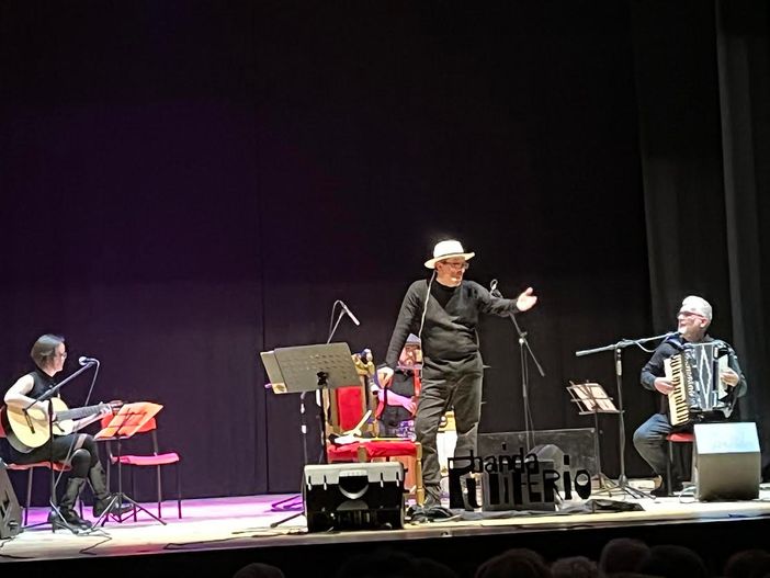 “Sipario aperto per Trecate”: pubblico entusiasta per lo spettacolo “agafo’” al teatro “Silvio Pellico” “Sipario aperto per Trecate”: pubblico entusiasta per lo spettacolo “agafo’” al teatro “Silvio Pellico”