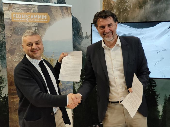 Una segnaletica chiara e uniforme su tutti i sentieri montani: protocollo d'intesa tra Cai e Feder.Cammini