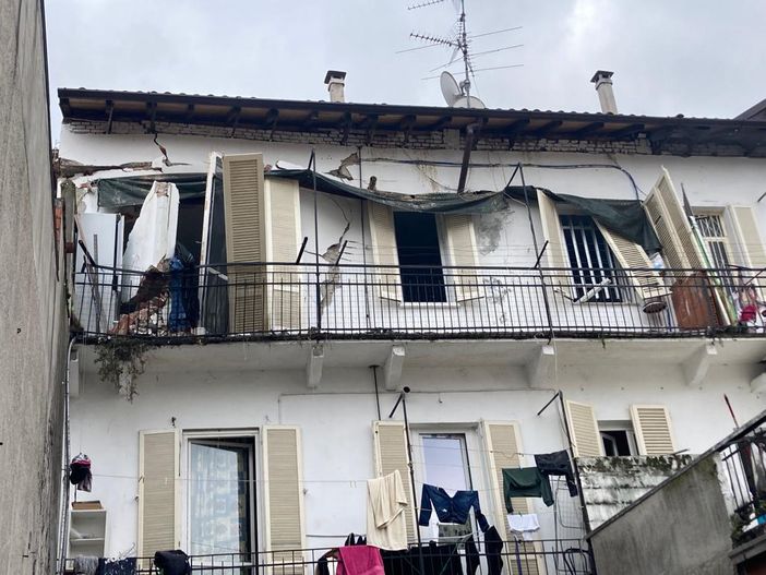 Fuga di gas ed esplosione in una palazzina, otto persone evacuate Fuga di gas ed esplosione in una palazzina, otto persone evacuate