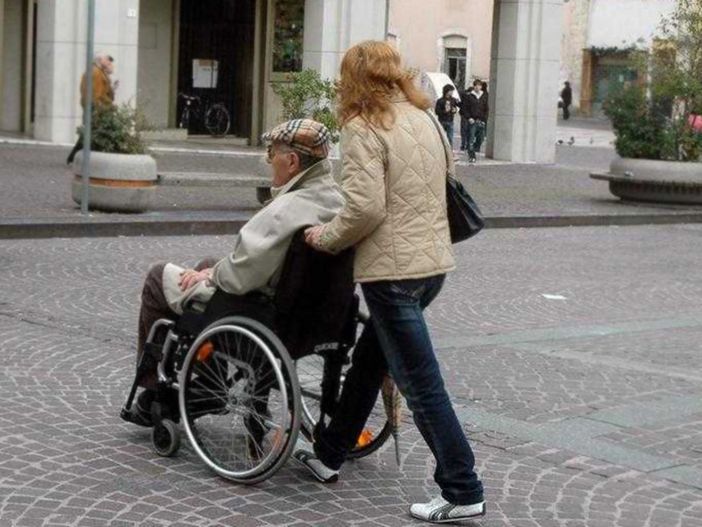 Dalla regione un bonus di 600 euro per chi assume badanti Dalla regione un bonus di 600 euro per chi assume badanti