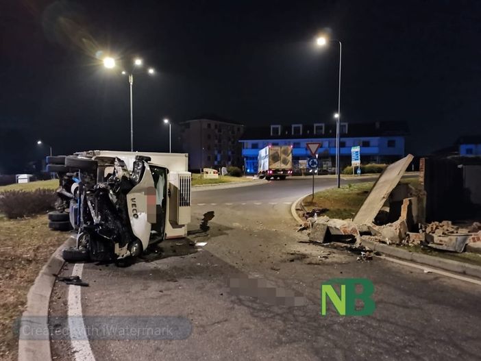 Dal Nord Ovest. Biella: Esce di strada, abbatte un muro e si ribalta, paura per il conducente di un furgone