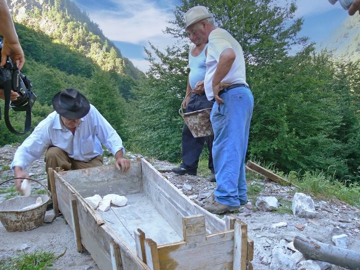 Quante storie tra le rocce: il laghetto del marmo