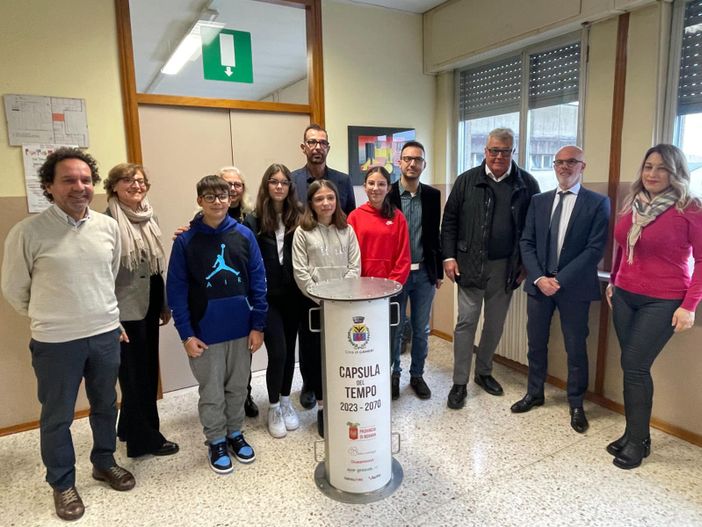 Gli studenti di Cameri sotterrano una capsula del tempo