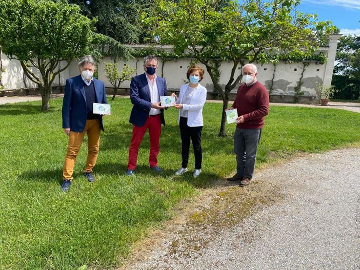 Sono stati consegnati alle scuole di Cameri le copie de 'Il plesso verde'