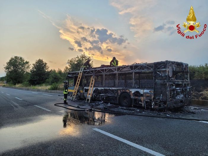 Autobus a fuoco in tangenziale a Novara Autobus a fuoco in tangenziale a Novara