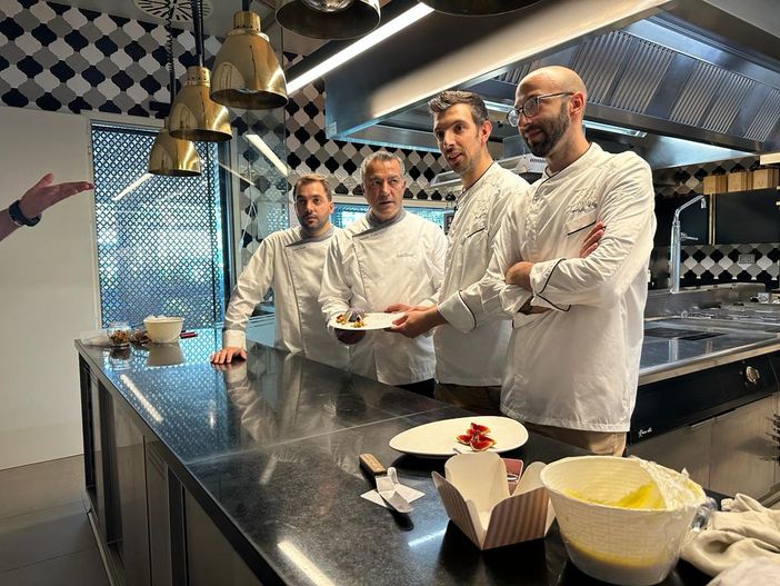 Tanta gente in via Rosmini per l’apertura di Domosofia con Cannavacciuolo    FOTO e VIDEO