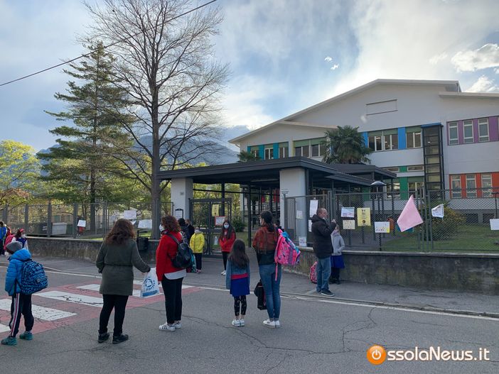 Scuola, i sindacati a Cirio: "Distribuzione gratuita mascherine Ffp2" Scuola, i sindacati a Cirio: "Distribuzione gratuita mascherine Ffp2"
