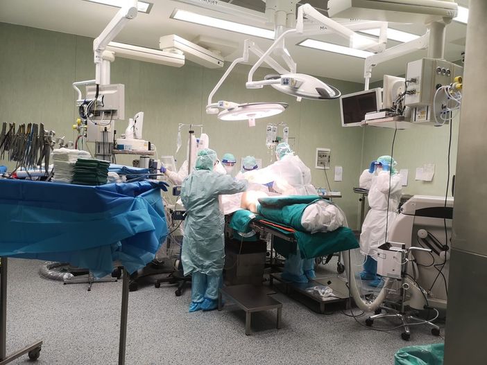 Cisti al fegato di 15 kg: salvato con un trapianto da guiness alle Molinette di Torino