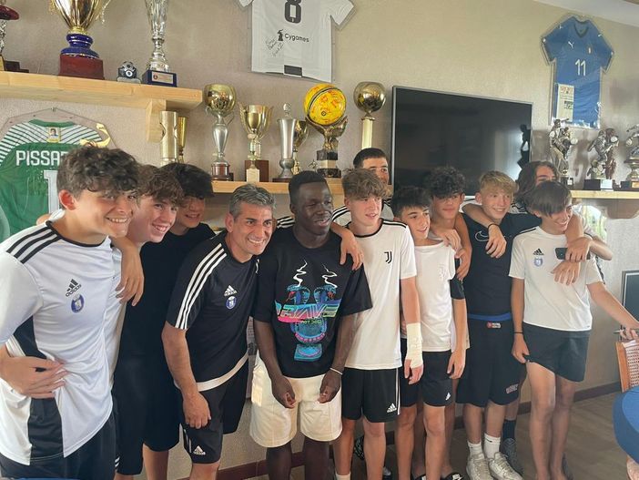 Bagno di folla oggi a Baveno per Willy Gnonto Bagno di folla oggi a Baveno per Willy Gnonto