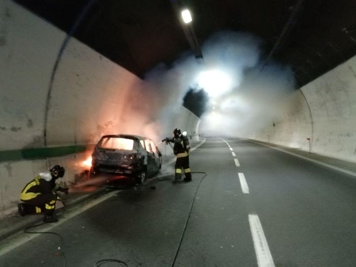 Carpugnino, auto in fiamme nella galleria dell'autostrata