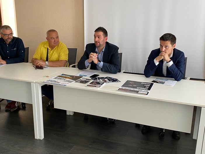 Lago Maggiore Folkfest: Van De Sfroos apre la tre giorni nel parco di villa Fedora Lago Maggiore Folkfest: Van De Sfroos apre la tre giorni nel parco di villa Fedora