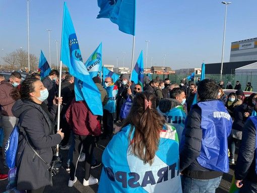 Protesta dei corrieri Amazon contro l'algoritmo: “Una consegna in 3 minuti è un'eresia"