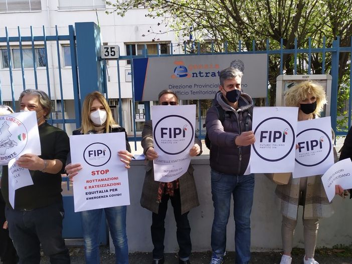 Partite Iva in ginocchio, l'appello a Draghi : "Le accise per aiutare i lavoratori in difficoltà" Partite Iva in ginocchio, l'appello a Draghi : "Le accise per aiutare i lavoratori in difficoltà"