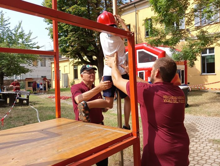 Grande festa al centro estivo dell’oratorio di Lumellogno con la visita del vescovo Brambilla