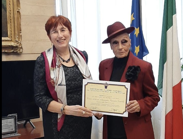 Riconoscimento patriottico dal presidente dell'Istituto Nastro Azzurro di Novara al questore