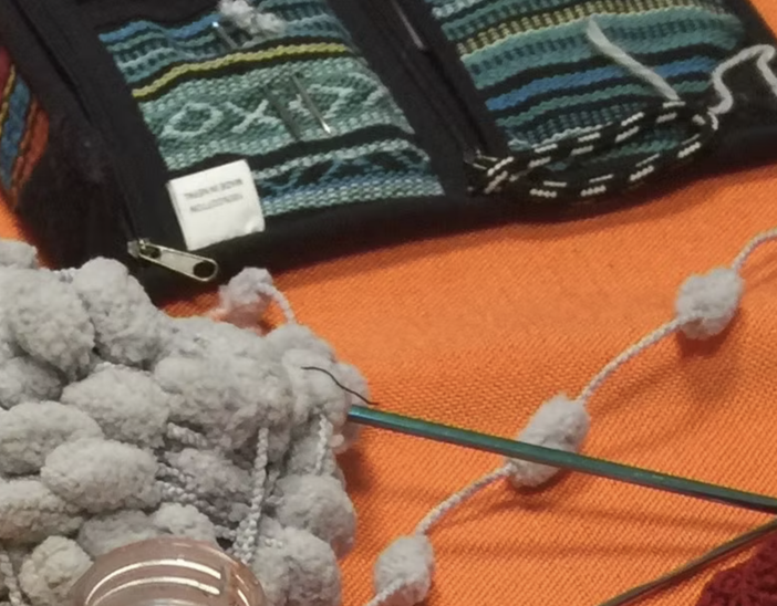 Knitting’s Room: un intreccio di fili, storie e solidarietà ad Arona