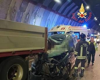 Scontro tra camion e auto sulla statale 'Dei Due Mari', due morti nel Catanzarese Scontro tra camion e auto sulla statale 'Dei Due Mari', due morti nel Catanzarese