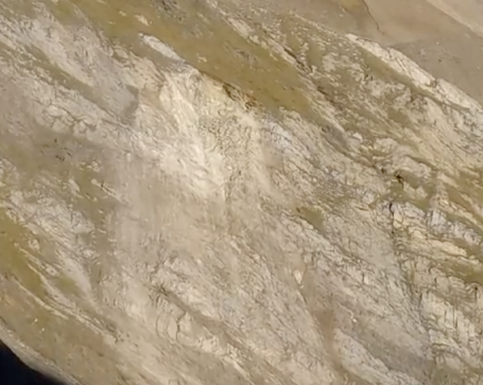 Ancora scariche di sassi sulla zona franata, troppo pericoloso operare in zona per recuperare il corpo di Matteo VIDEO Ancora scariche di sassi sulla zona franata, troppo pericoloso operare in zona per recuperare il corpo di Matteo VIDEO