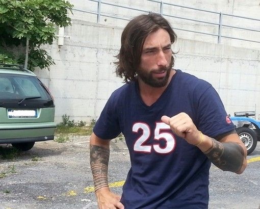 Notizie dal Piemonte. Latitante si fa un selfie con "Abbombazza" Brumotti: la polizia lo riconosce e lo arresta Notizie dal Piemonte. Latitante si fa un selfie con "Abbombazza" Brumotti: la polizia lo riconosce e lo arresta