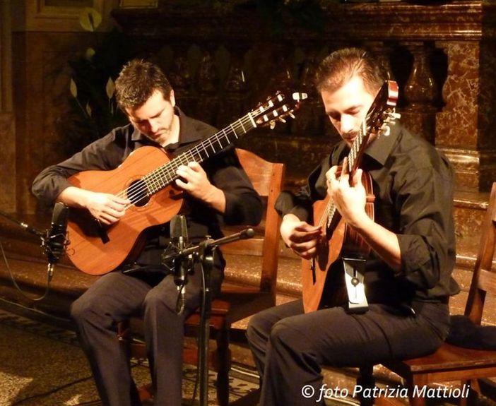Un paese a sei corde: oggi a Boleto il concerto di Paolo De Stefano &amp; Luigi De Leo, il Duo Eterna