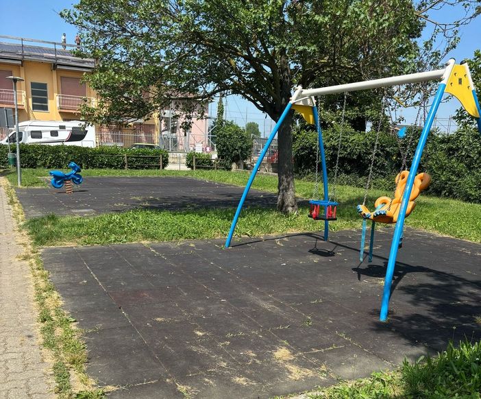 Torrion Quartara, il Movimento 5 Stelle denuncia lo stato di degrado del parco giochi di via Vivaldi FOTO
