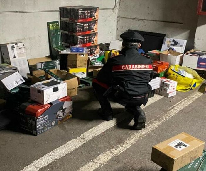 Ruba merce dai bancali Lidl: autista arrestato a Biandrate; in garage oltre 6mila euro di prodotti