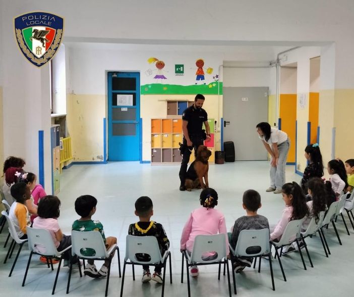 I bambini della scuola dell’infanzia “Garzoli” a lezione di educazione stradale con la polizia locale