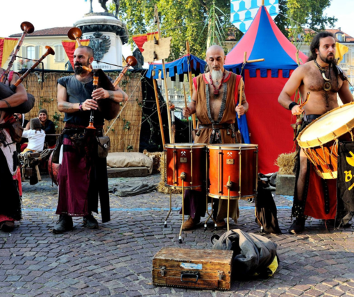 Che cos'è &quot;Arti e Mercanti&quot;? Un viaggio nel Medioevo tra storia, cultura ed enogastronomia [VIDEO]