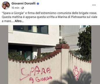 Donzelli pubblica foto scritta su muro: "'Spara a Giorgia' a firma Br, non ci fermeremo"