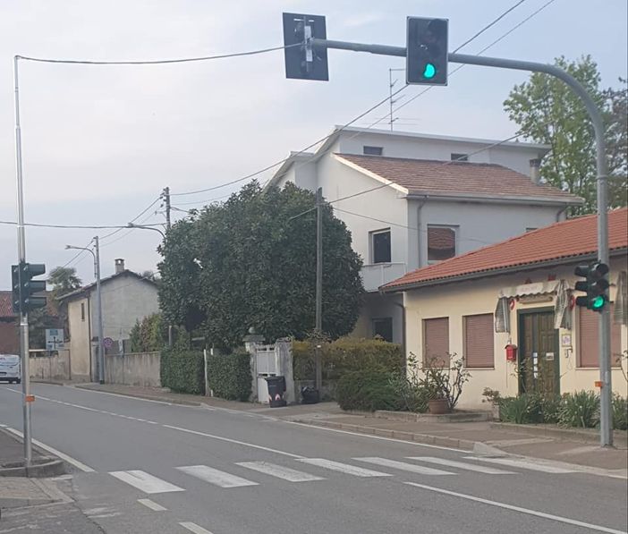 Nuovo impianto semaforico nella zona del Micro Nido "Il Nido dei Piccoli" a Momo