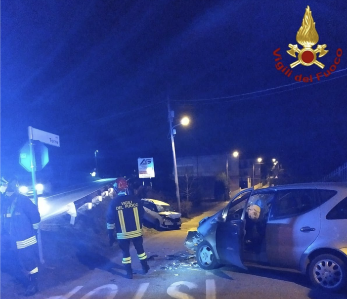 Borgo Ticino, frontale tra due auto sulla statale 32 Borgo Ticino, frontale tra due auto sulla statale 32