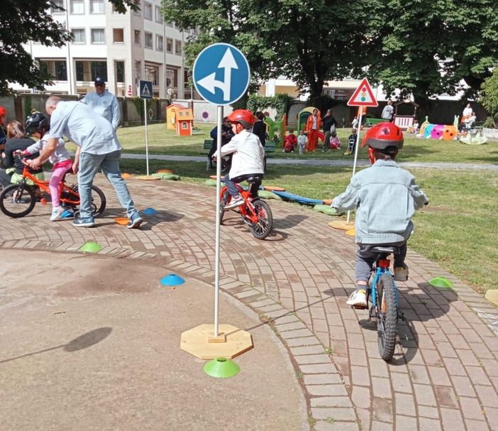 Un percorso di educazione stradale con i piccoli alunni delle scuole dell'infanzia novaresi Un percorso di educazione stradale con i piccoli alunni delle scuole dell'infanzia novaresi