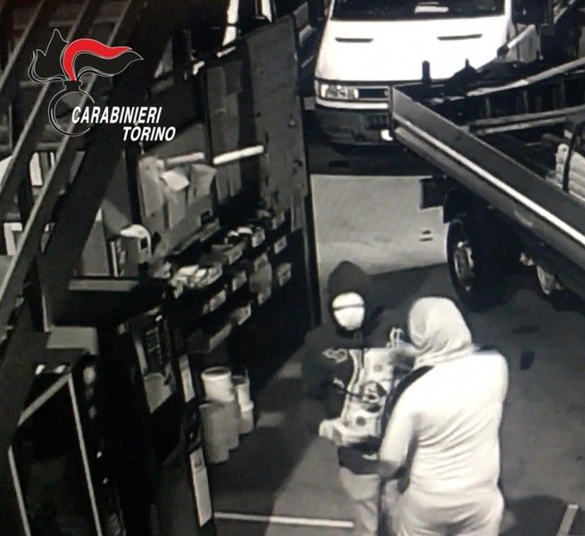 All'alba blitz dei carabinieri: smantellata un'organizzazione che razziava tir e aziende