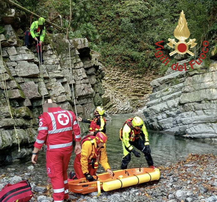 Nella foto le operazioni di recupero del 47enne dal corso d'acqua dove è precipitato Nella foto le operazioni di recupero del 47enne dal corso d'acqua dove è precipitato