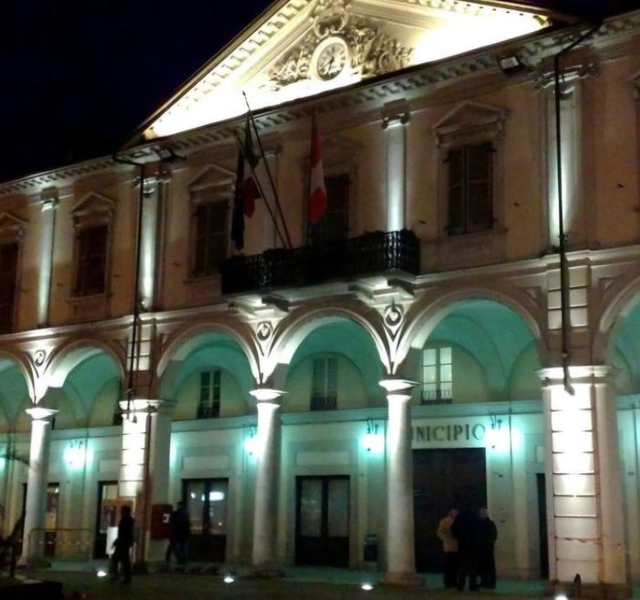 Consiglio comunale Trecate, approvate le variazioni di bilancio: più fondi per scuola, strade, cimitero e digitale