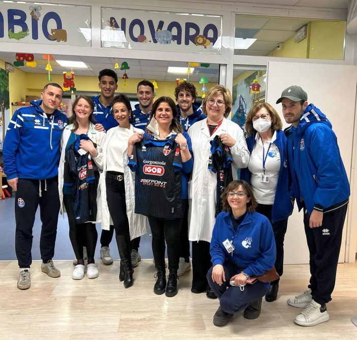Il Novara calcio porta un sorriso ai piccoli pazienti dell’ospedale Il Novara calcio porta un sorriso ai piccoli pazienti dell’ospedale