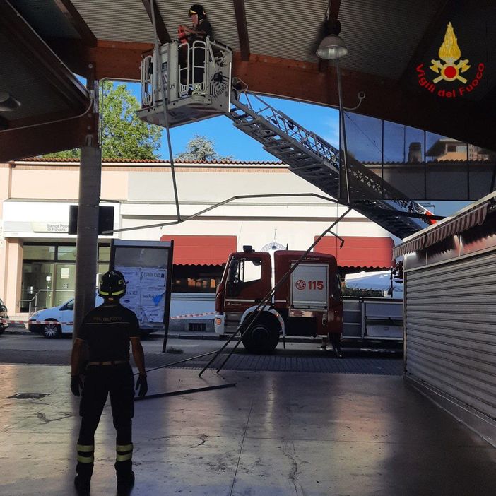 Furgoncino danneggia struttura al mercato di Novara, nessun ferito Furgoncino danneggia struttura al mercato di Novara, nessun ferito