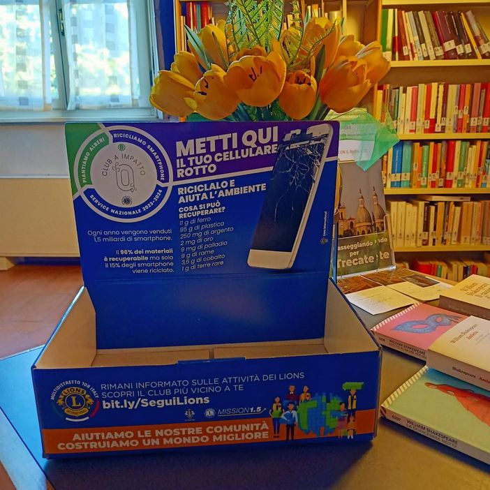 In biblioteca raccolta di cellulari dismessi