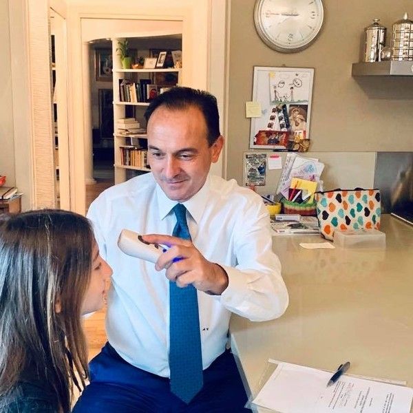 Scuola, Cirio segue alla lettera la sua ordinanza: foto sui social mentre misura la febbre ai figli