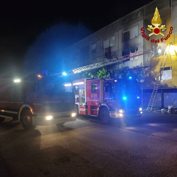 Incendio in appartamento disabitato a Novara: intervengono i vigili del fuoco