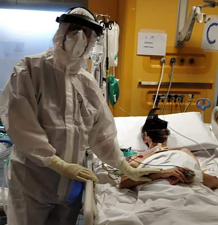 Bufera su Gusmeroli (e sulla direttrice Fontana) per i selfie in terapia intensiva