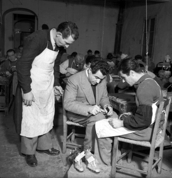 Mostra Ferragamo al Piazzo, presente il suo "Sandalo invisibile" che gli valse l'oscar FOTO Mostra Ferragamo al Piazzo, presente il suo "Sandalo invisibile" che gli valse l'oscar FOTO