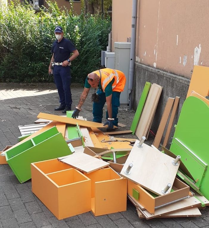 Rifiuti in strada, sanzionata la colpevole