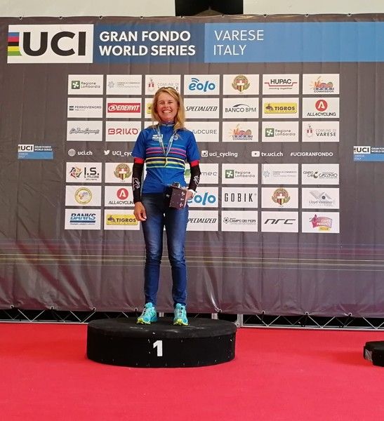 Tamara Rollini del Cycling Center prima assoluta nella Granfondo Tre Valli Varesine