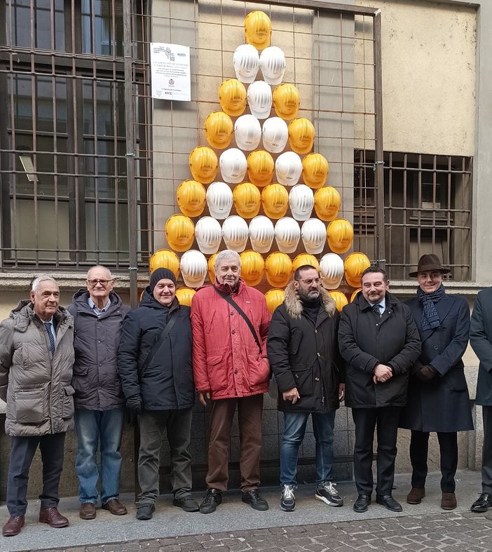 Un albero di Natale fuori dagli schemi: il simbolo di Novara per la sicurezza sul lavoro Un albero di Natale fuori dagli schemi: il simbolo di Novara per la sicurezza sul lavoro