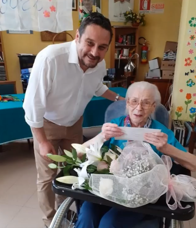 Festa alla Pia casa &quot;Divina provvidenza&quot; per i 105 anni di Elsa Apuini