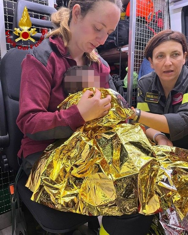Cronaca nord-ovest. Bambina di tre mesi bloccata nella macchina travolta dalla piena dell’Orco: le immagini dall’elicottero VIDEO Cronaca nord-ovest. Bambina di tre mesi bloccata nella macchina travolta dalla piena dell’Orco: le immagini dall’elicottero VIDEO
