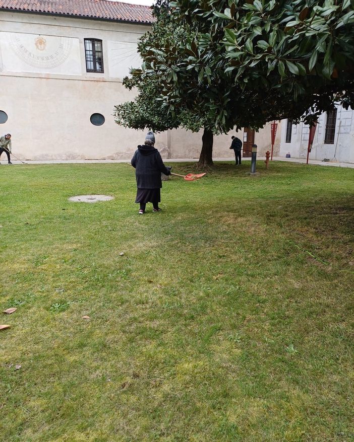 Manutenzione a Villa Picchetta: i ragazzi del Cisas al lavoro nei giardini