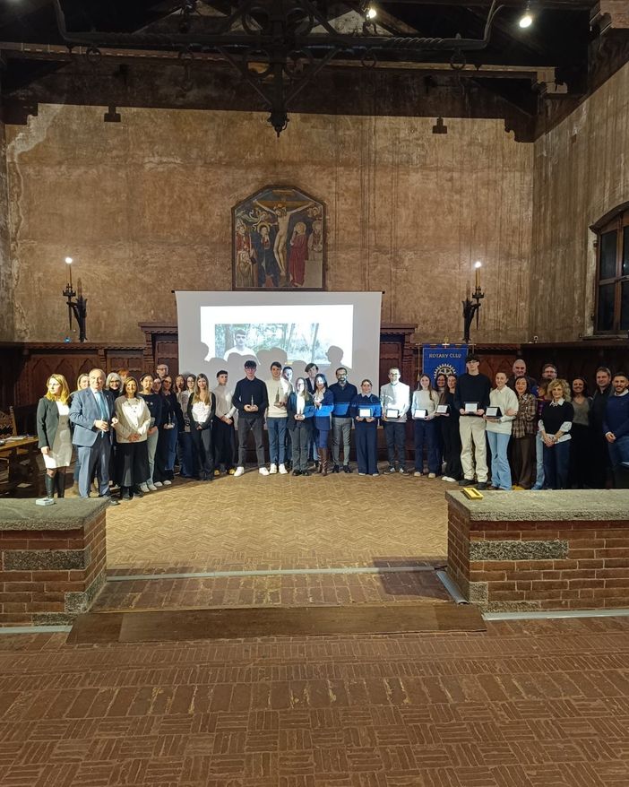Il Rotary Club San Gaudenzio ha premiato gli studenti meritevoli Il Rotary Club San Gaudenzio ha premiato gli studenti meritevoli