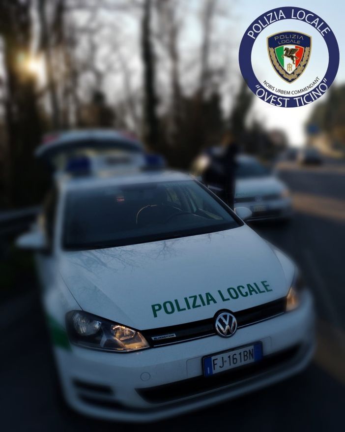 Chiacchierano seduti sulle panchine: tre cittadini trecatesi denunciati